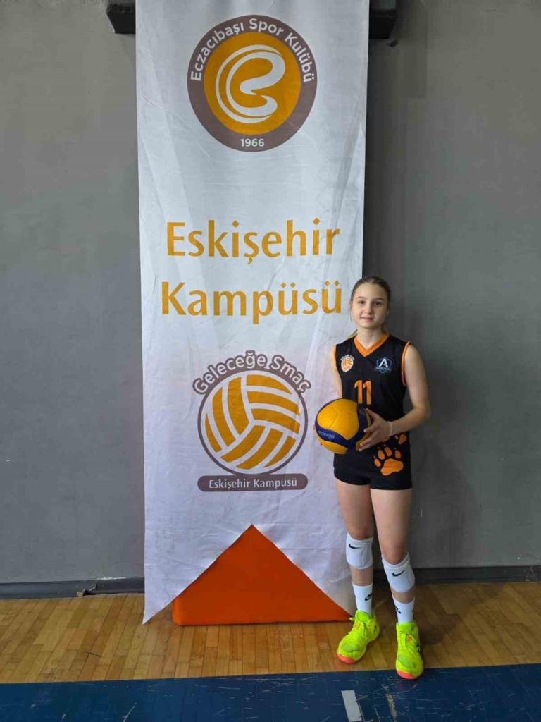 Eskişehir’de yetişen 11 yaşındaki sporcu, köklü voleybol kulübünün altyapısına transfer oldu