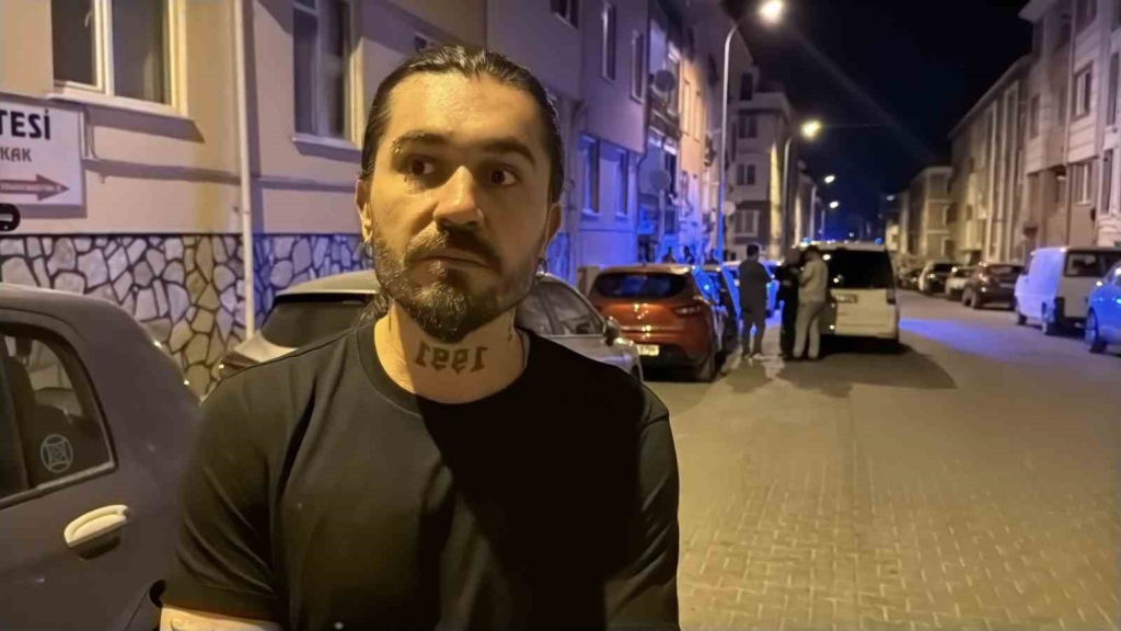 Daire kapısını kıran kasklı 3 şüpheli uyuşturucu dolu 3 koliyi kaçırdı