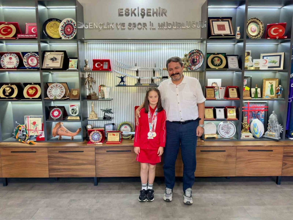 Özel sporcu Elif Ertek’in çifte başarısı gururlandırdı