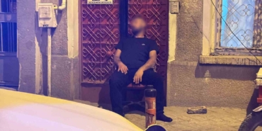 Sokakta sandalye üzerinde sızan şahıs polisi harekete geçirdi