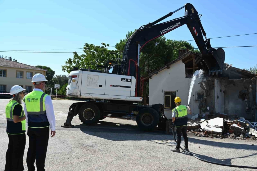 Karacabey Belediyesi’nden metruk yapılara geçit yok