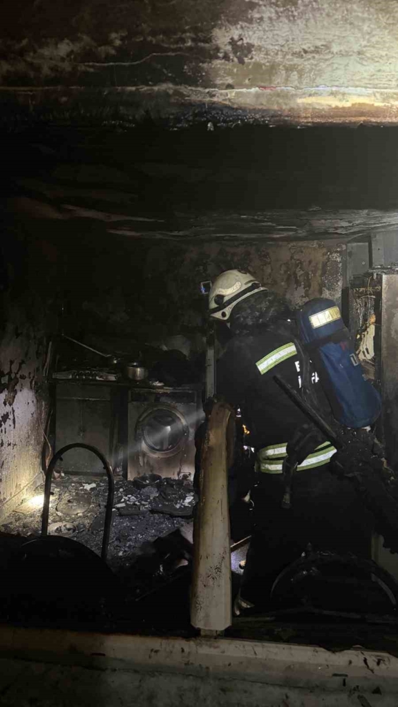 Tek başına yaşayan 78 yaşındaki adamın ocakta unuttuğu yemek evi kül etti