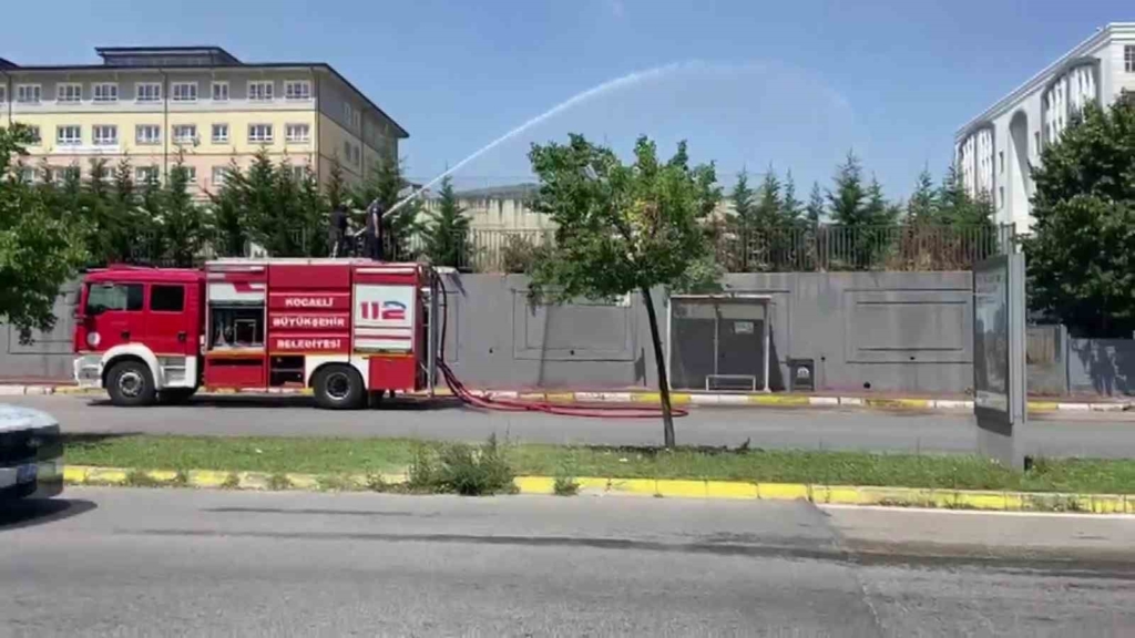 Adliye bahçesinde yangın çıktı