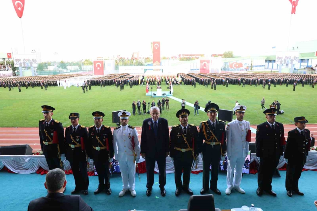 Cumhurbaşkanı Erdoğan: "Birileri 30 yıl öncesinin kodları içinde gelişmeleri ele almaya çalışırken, biz yeni sistemin kutup başlarından biri olmak için ne gerekiyorsa onu yapıyoruz"