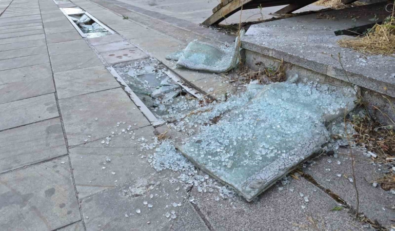 Hatboyu Caddesi’nde camlar kırıldı, saksılar ve işletme camları zarar gördü