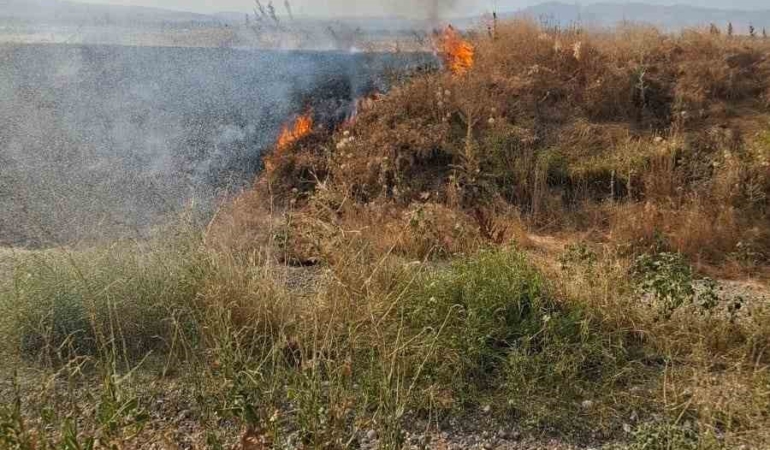 Şuhut’ta çıkan arazi yangını itfaiye ekiplerince söndürüldü