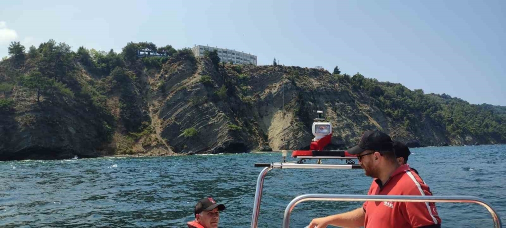 Denizde heyelan paniği, yüzerken üzerlerine toprak kaydı