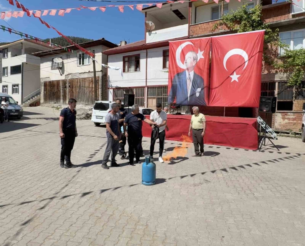 Köyde kendi yangın söndürme sistemini kurdular, itfaiyeden eğitim aldılar
