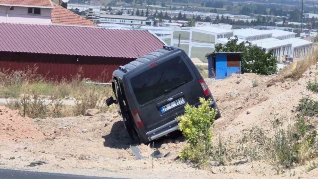Eskişehir’de hafif ticari araç toprak alana savruldu: 2 yaralı