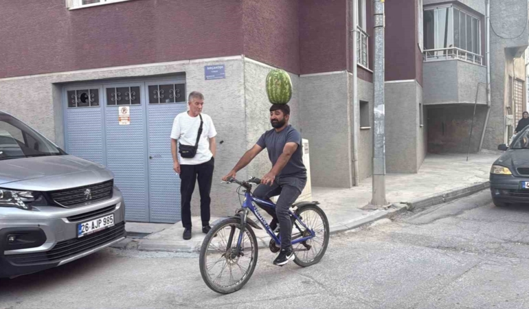 Eskişehirli usta, kafasında 40 kiloluk karpuzla bisiklet sürüp halay çekiyor
