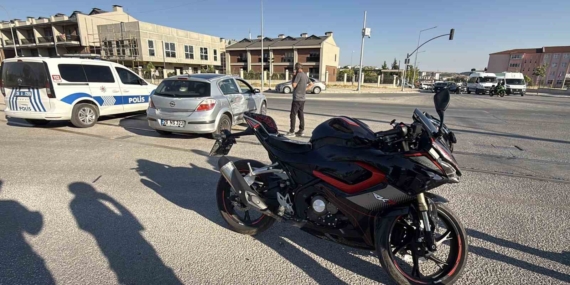 Kavşakta araç ve motosikletin karıştığı kazada 1 kişi yaralandı