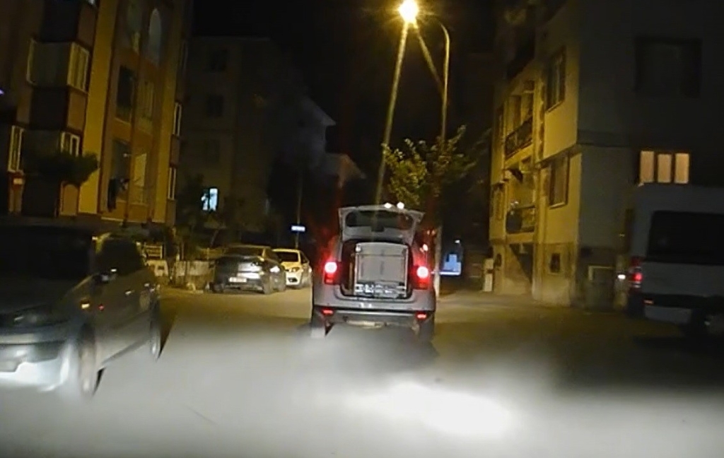 Beyaz eşyayı iple bağlayıp bagajda taşıdı
