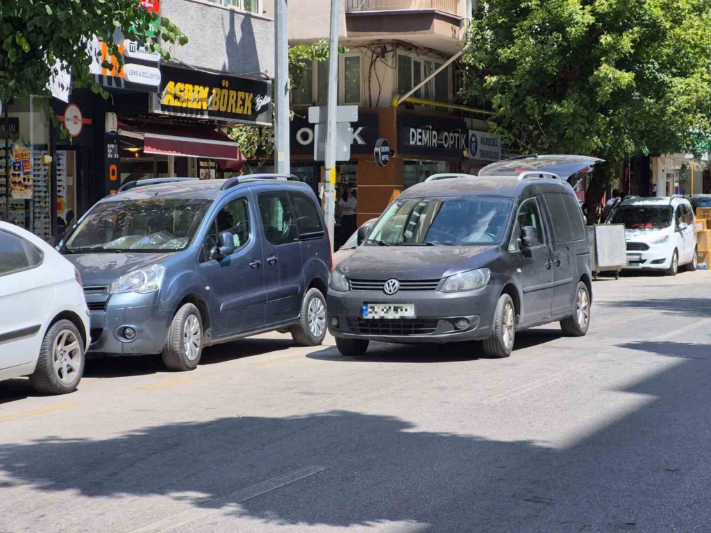 Şair Fuzuli Caddesi çift sıra parktan kurtulamıyor