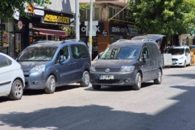 Şair Fuzuli Caddesi çift sıra parktan kurtulamıyor