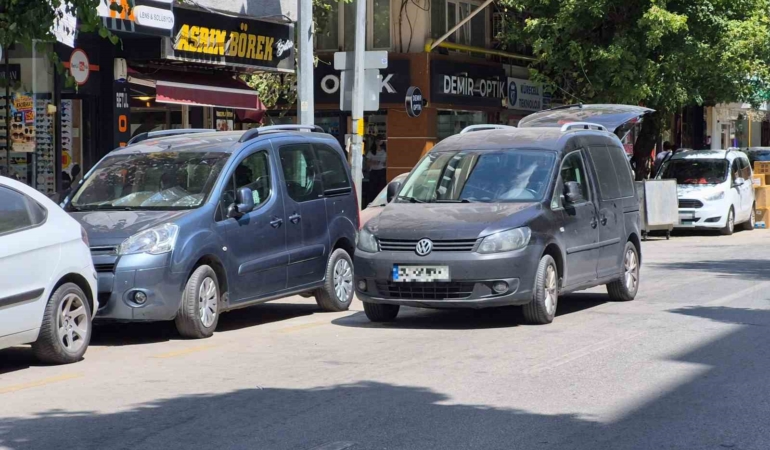 Şair Fuzuli Caddesi çift sıra parktan kurtulamıyor