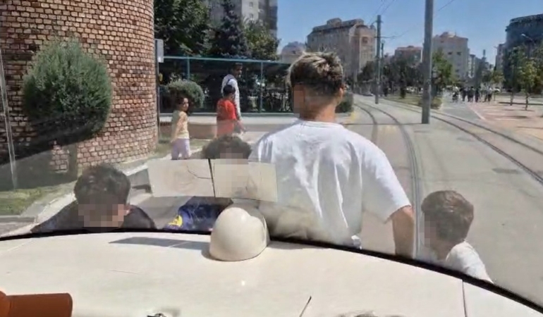 Eskişehir’de 4 çocuğun tramvayın arkasındaki tehlikeli yolculuğu