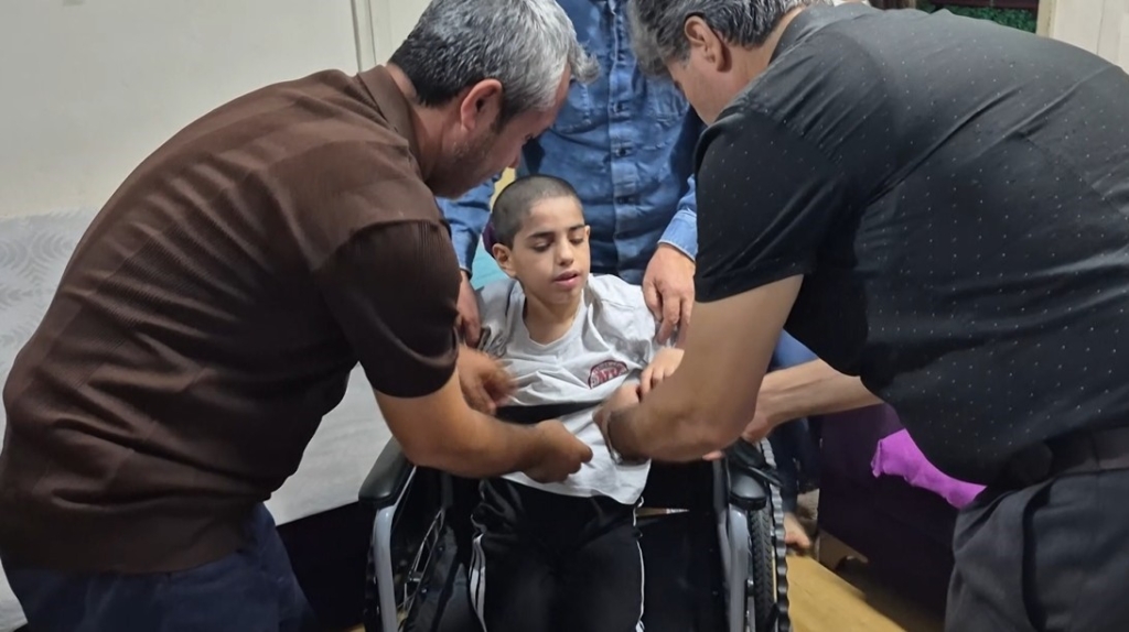 Depremzedelere yardım etmek için 1 ton mavi kapak topladı