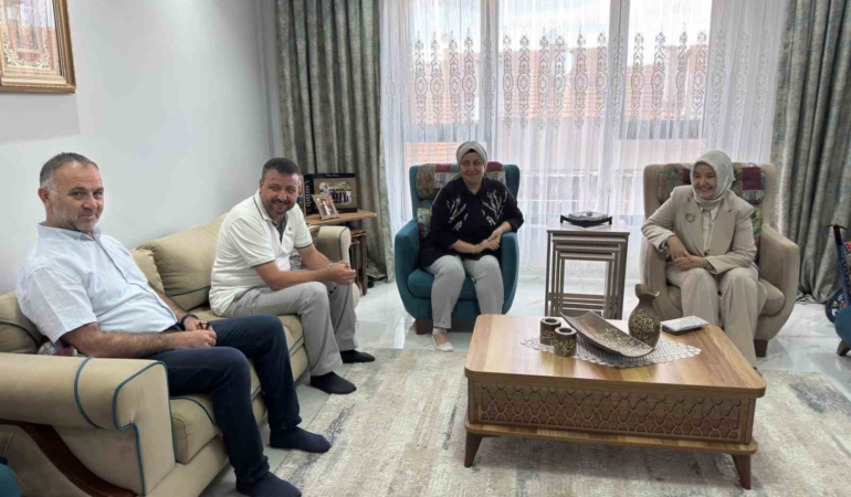 Bakan Yardımcısı Yenigün, Eskişehir’de koruyucu aileyi ziyaret etti