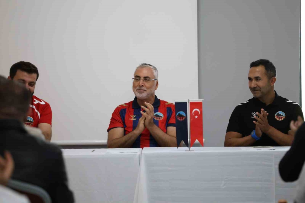 Bakan Işıkhan, Bolu kampındaki Mardin 1969 Spor’u ziyaret etti