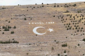 Seyitgazi Avdar bayırındaki dev ay yıldız için bakım ve boyama çalışması