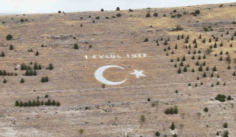 Seyitgazi’de dev ay yıldız kurtuluş yıl dönümünde yenilendi