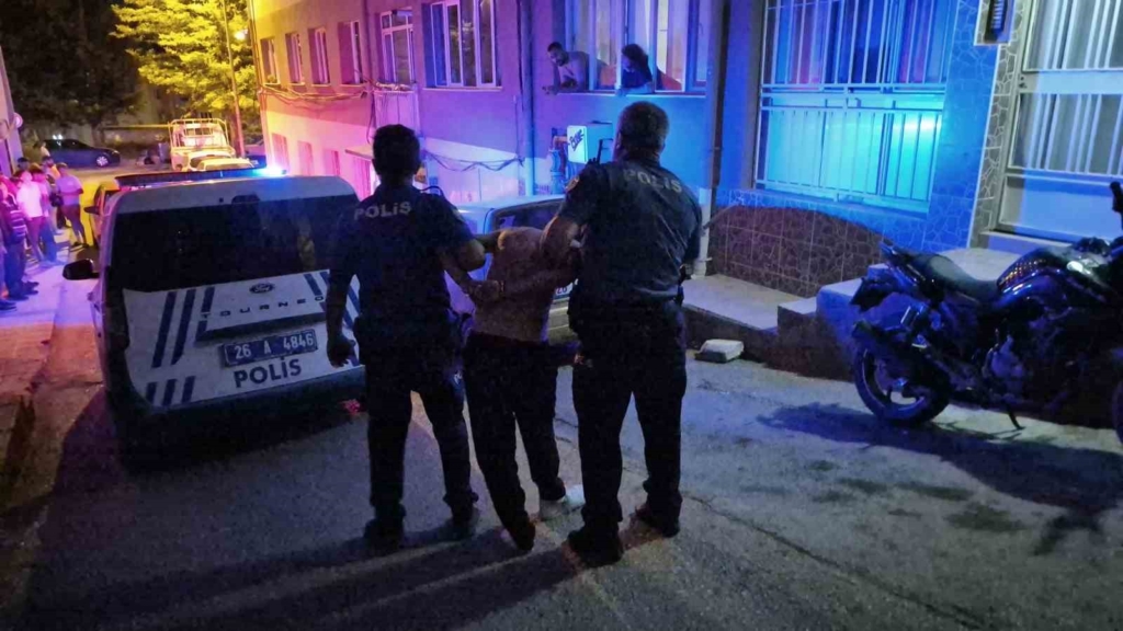Polise mukavemet gösteren genç ters kelepçe yapılarak gözaltına alındı