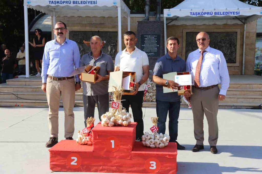 Dünyaca ünlü Taşköprü sarımsağı festivalde yarıştı: 80 demet arasından en iyi sarımsak seçildi