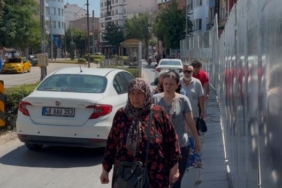İnşaat paravanı kaldırımı kapattı, yayalar trafiğin ortasında kaldı