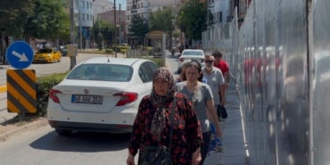 İnşaat paravanı kaldırımı kapattı, yayalar trafiğin ortasında kaldı