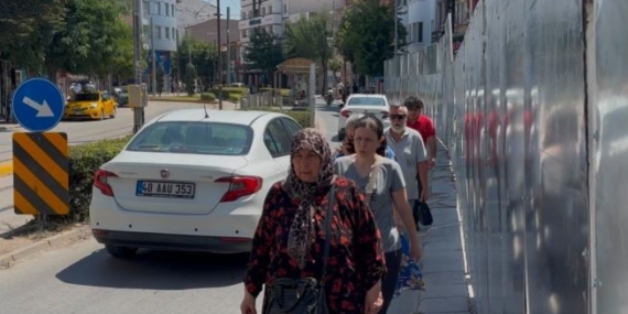 İnşaat paravanı kaldırımı kapattı, yayalar trafiğin ortasında kaldı