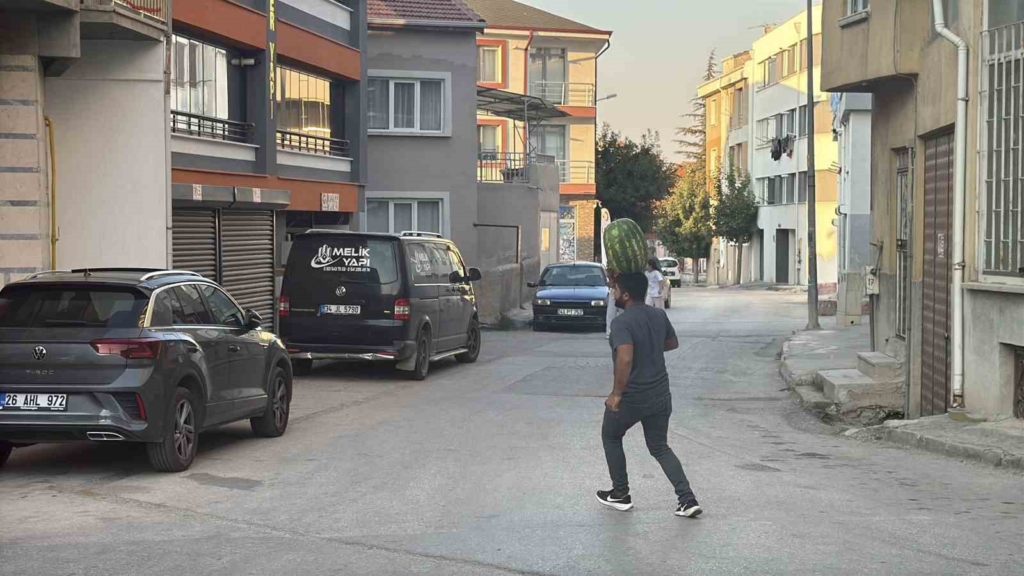 Kafasında 40 kiloluk karpuz varken bisiklet sürüyor, halay çekiyor, koşuya katılıyor