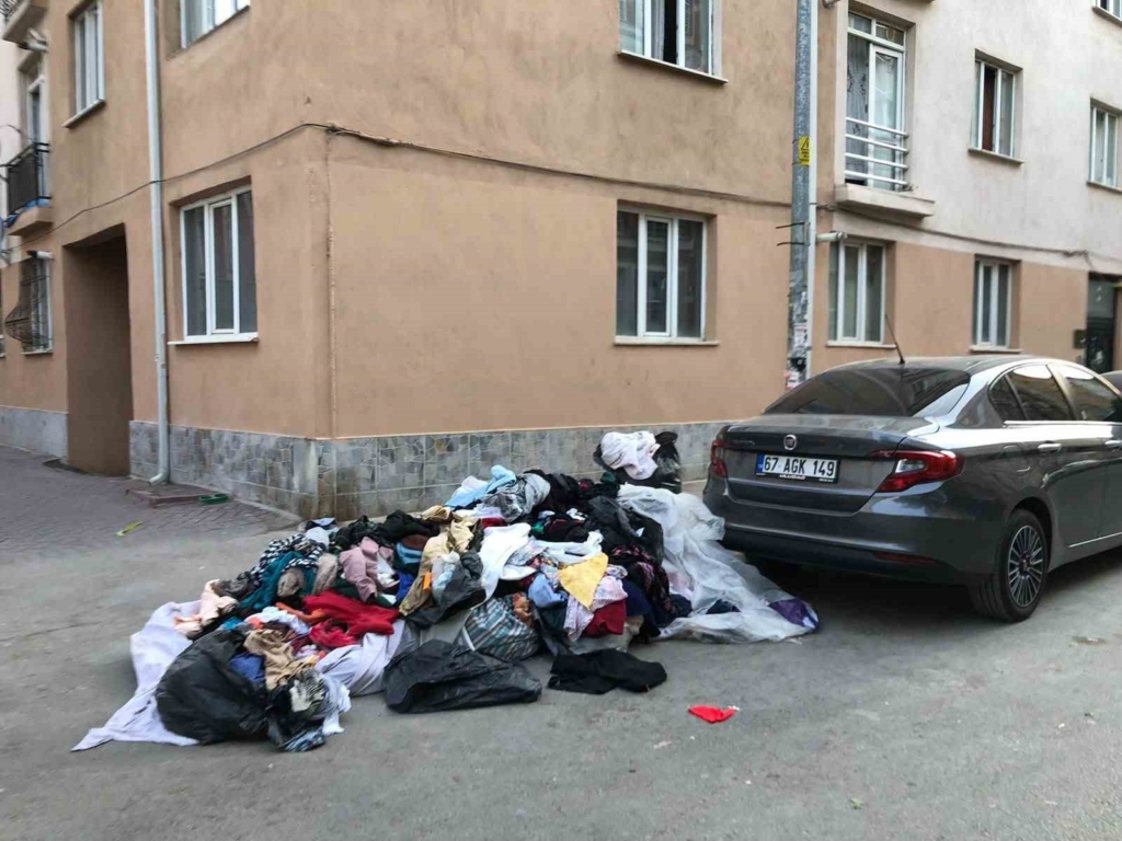 Eskişehir’de kaldırımı kapatan kıyafet yığını dikkat çekti