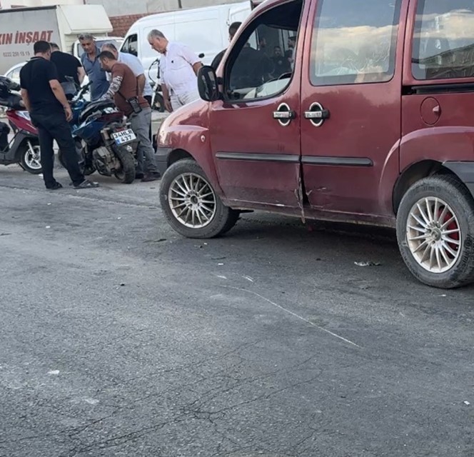 Otomobil motosiklete çarptı: 2 yaralı