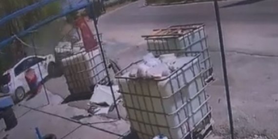 Virajı alamayan otomobil dükkana daldı