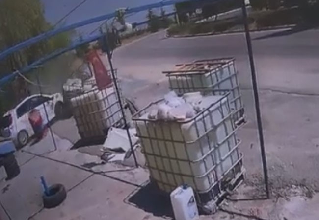 Virajı alamayan otomobil Eskişehir’de dükkana daldı
