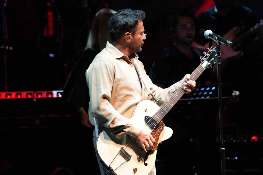 Açıkhava’da Emre Altuğ’dan müzik dolu gece