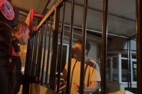 Elini yıkamaya girdiği camide kilitli kalan vatandaş taş atarak yardım istedi