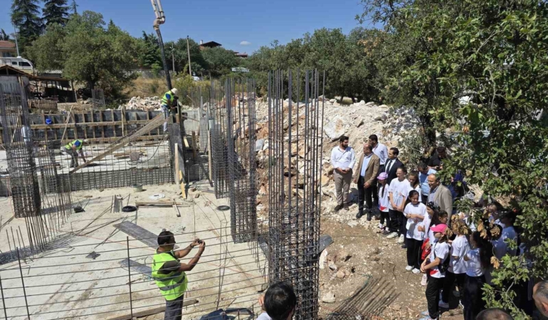 Orhaneli’de yarı olimpik yüzme havuzunun temeli atıldı