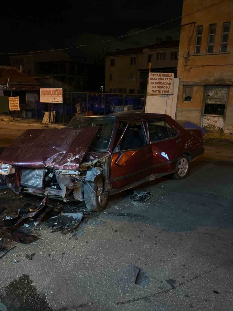 Eskişehir’de 2 otomobil kafa kafaya çarpıştı