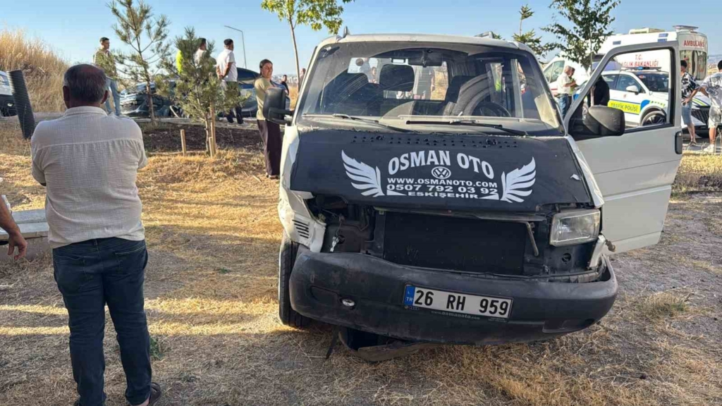 Otomobil ile minibüs çarpıştı: 8 yaralı