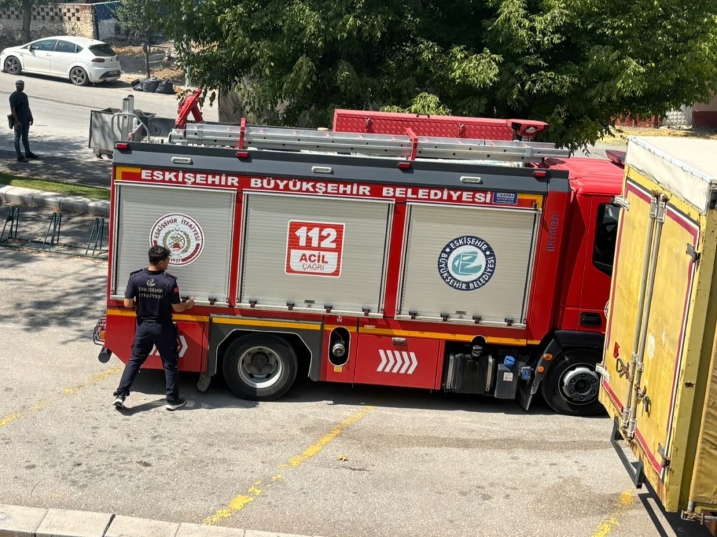 Eskişehir’de mezarlar alevler içinde kaldı