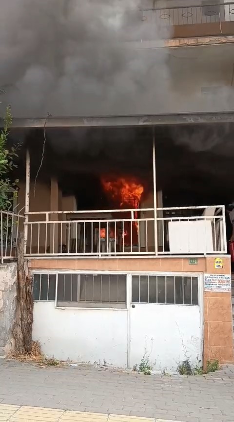 4 katlı evin giriş katında çıkan yangına ilk müdahaleyi vatandaşlar yaptı