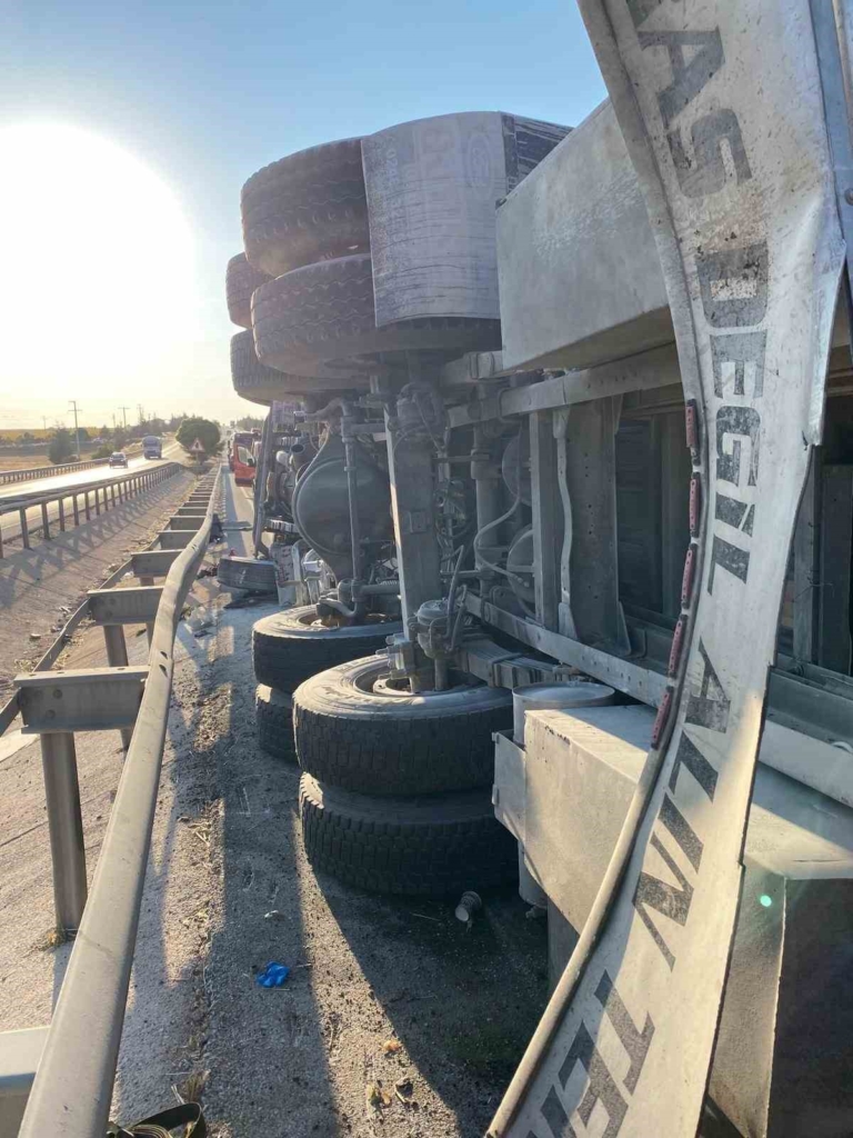 Kamyon devrildi, tonlarca soğan yola saçıldı: 2 yaralı