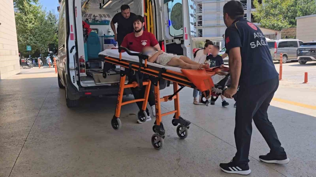 Otomobil motosikletle çarpıştı: 2’si çocuk 3 yaralı