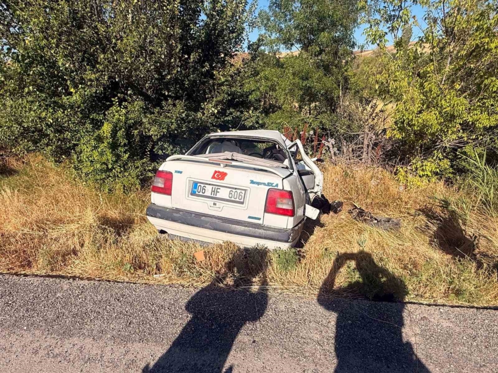 Otomobillerin çarpıştığı kazada bir kişi öldü 3 kişi yaralandı
