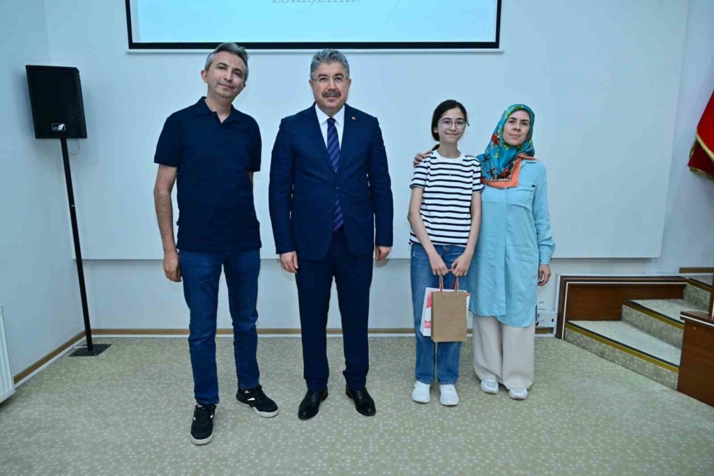 Vali Yılmaz, YKS ve LGS’de tam puan alan öğrencilerle bir araya geldi