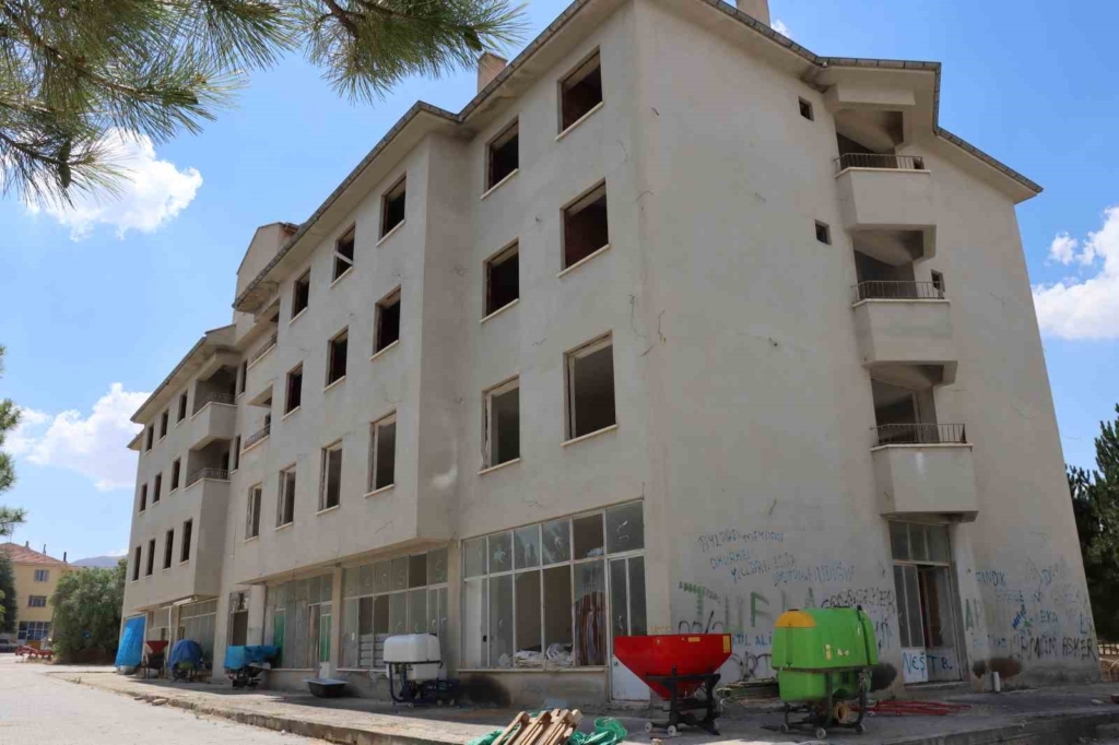 Terk edilen Günyüzü’ndeki eski belediye binası çocuklar için adeta tuzak