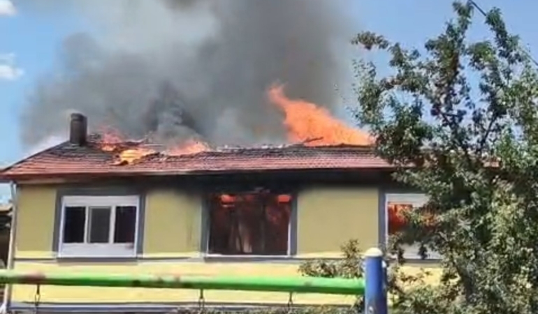 Sandıklı’da yangın çıkan iki katlı ev kullanılamaz hale geldi