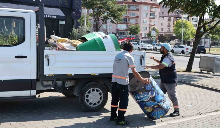 Nilüfer’de yaya ve bisiklet yollarını işgal eden tabelalar toplandı