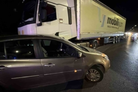 Tır otomobile çarpmasıyla maddi hasarlı kaza meydana geldi